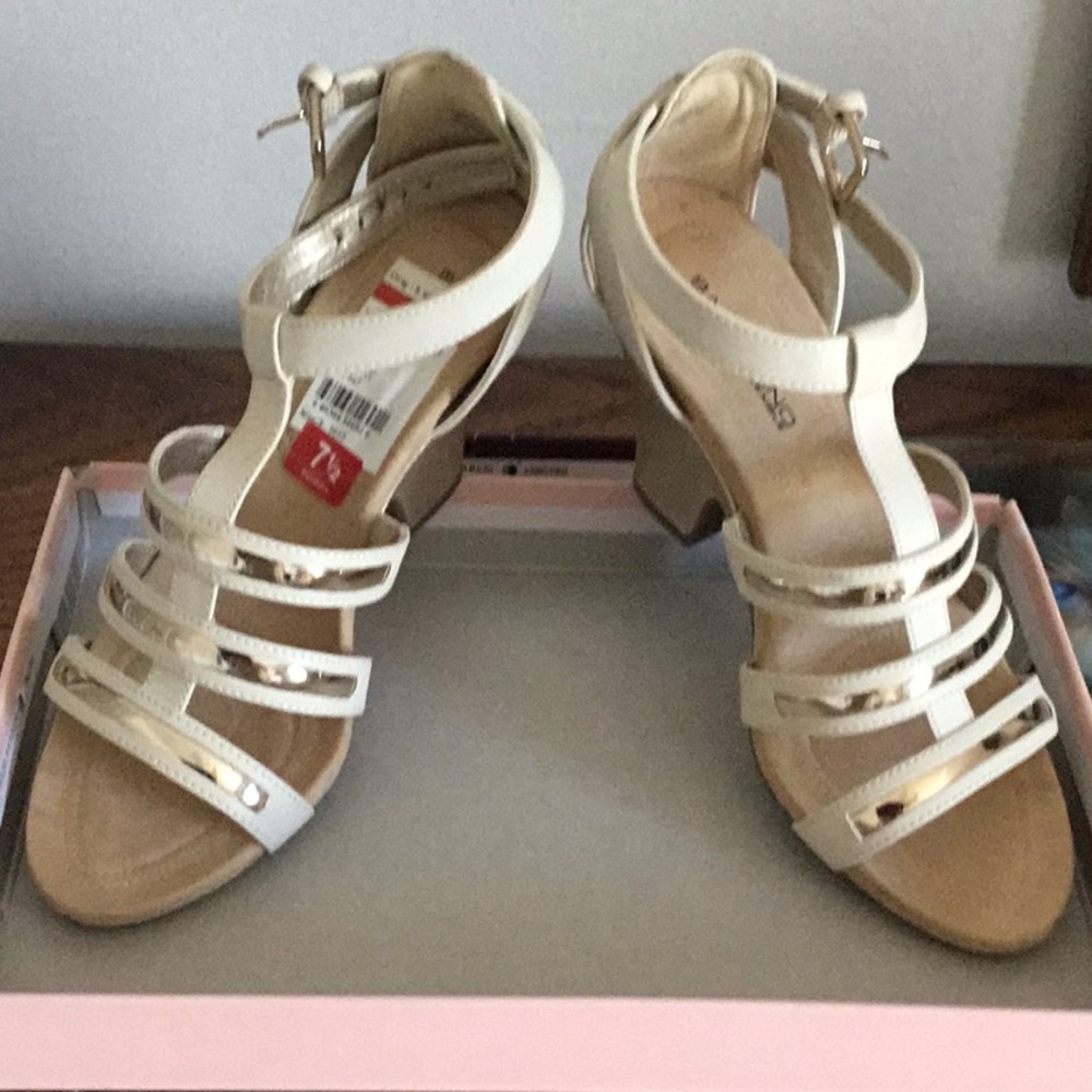 Bandolino B Flexible cream and gold heels